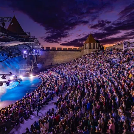 Montez Au Creneau, Face A La Cite Vue Sublime